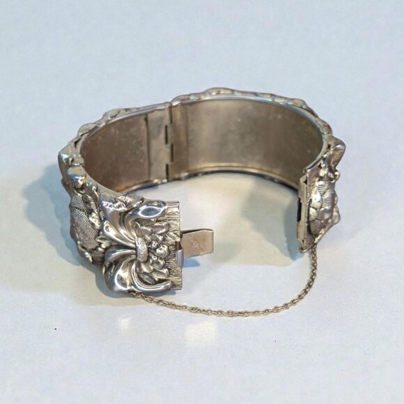 Vintage Whiting & Davis Victorian Revival Gold Tone Hinged Bangle Bracelet Safet - Picture 5 of 5